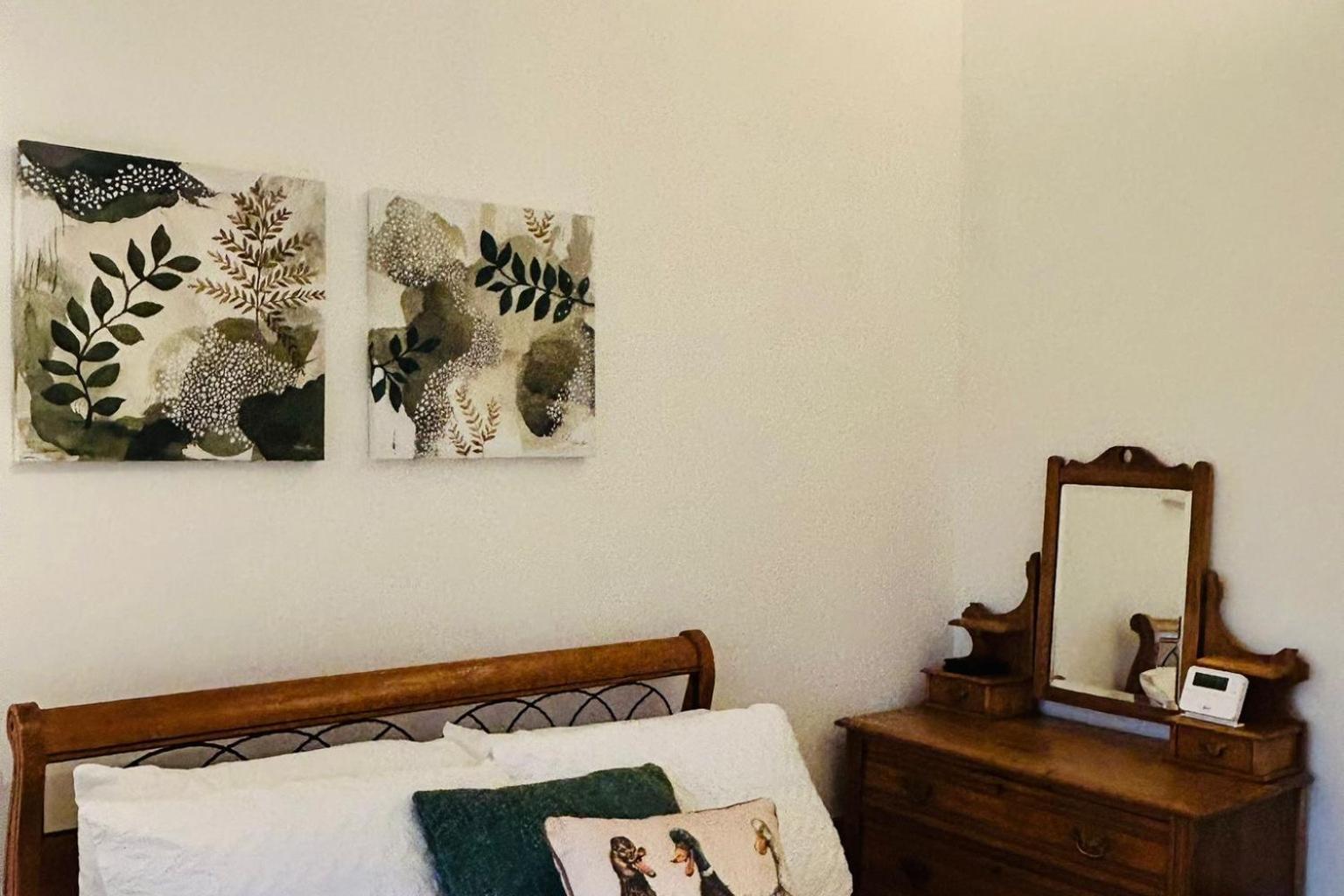 Cozy In Mytholmroyd Nr Holiday home Hebden Bridge